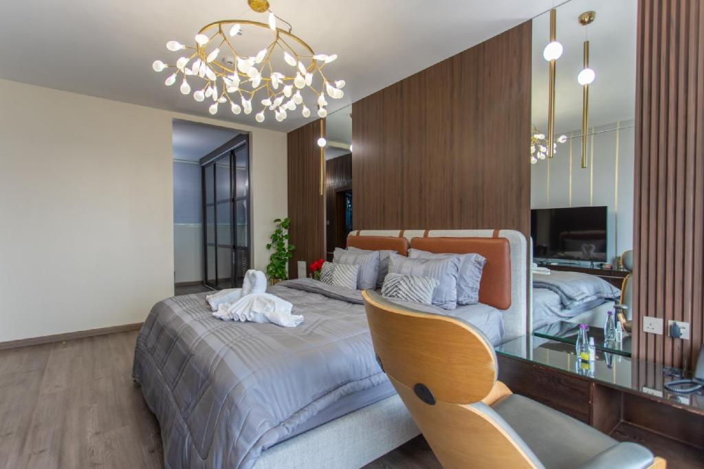 1 dormitorio con 1 cama grande y mesa de cristal en فلل المدينة العالية الجديدة High City Villa VIP en Abha