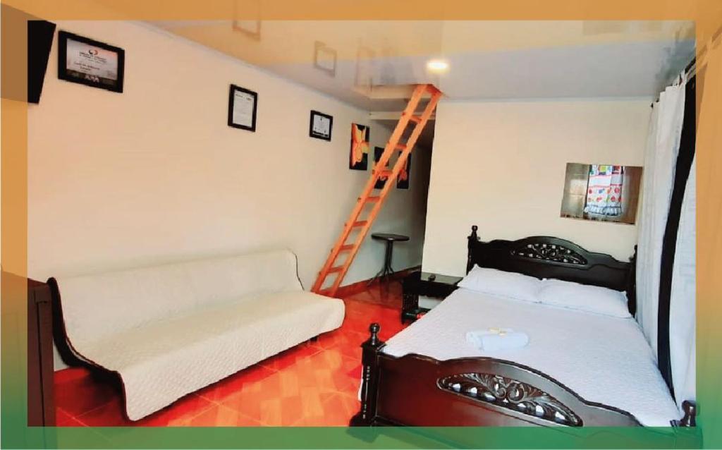 a room with a bed and a ladder and a couch at Cabaña mirador bremen in Filandia