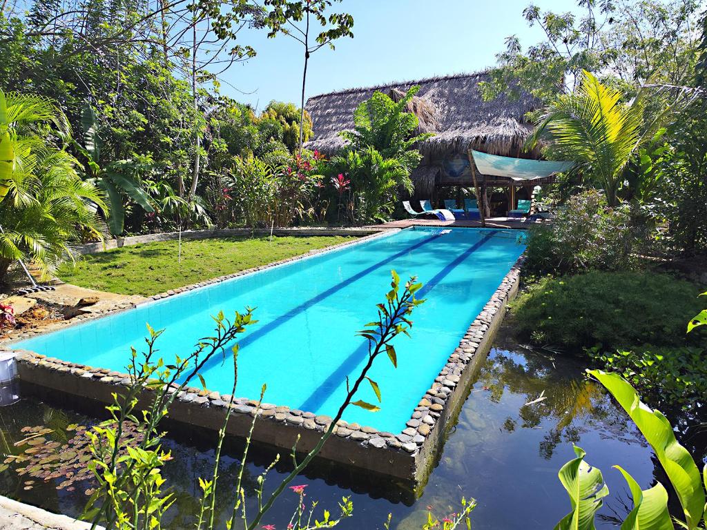 ein Schwimmbad in der Mitte eines Resorts in der Unterkunft Villa Yira Eco-hotel in El Zaino