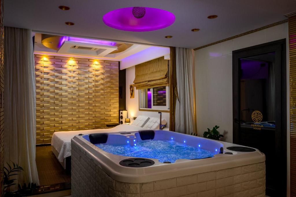 een grote badkamer met een bad in een slaapkamer bij Pervolia House in Kremasti