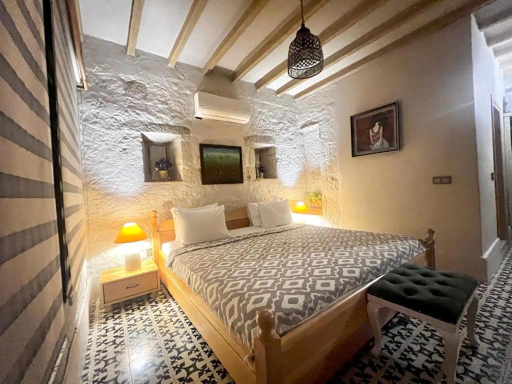 A bed or beds in a room at Zen Alacati Hotel