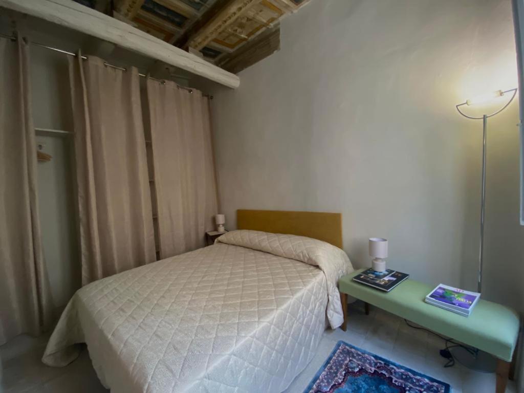 ein kleines Schlafzimmer mit einem Bett und einem Tisch in der Unterkunft La Dimora di Corso Marconi in Fermo