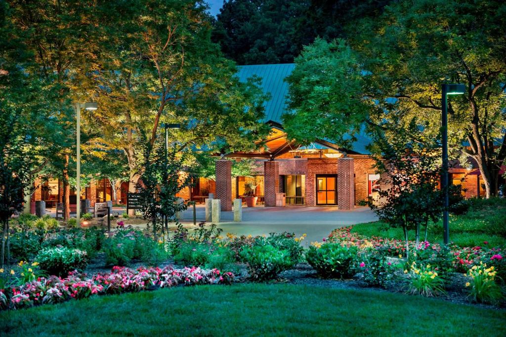 un jardín con flores frente a un edificio en Princeton Marriott at Forrestal, en Princeton