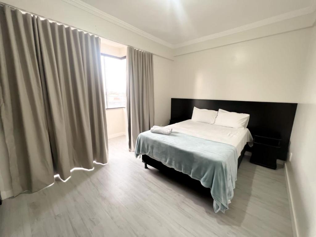 1 dormitorio con cama y ventana en Apartamentos em Vicente Pires, en Brasilia