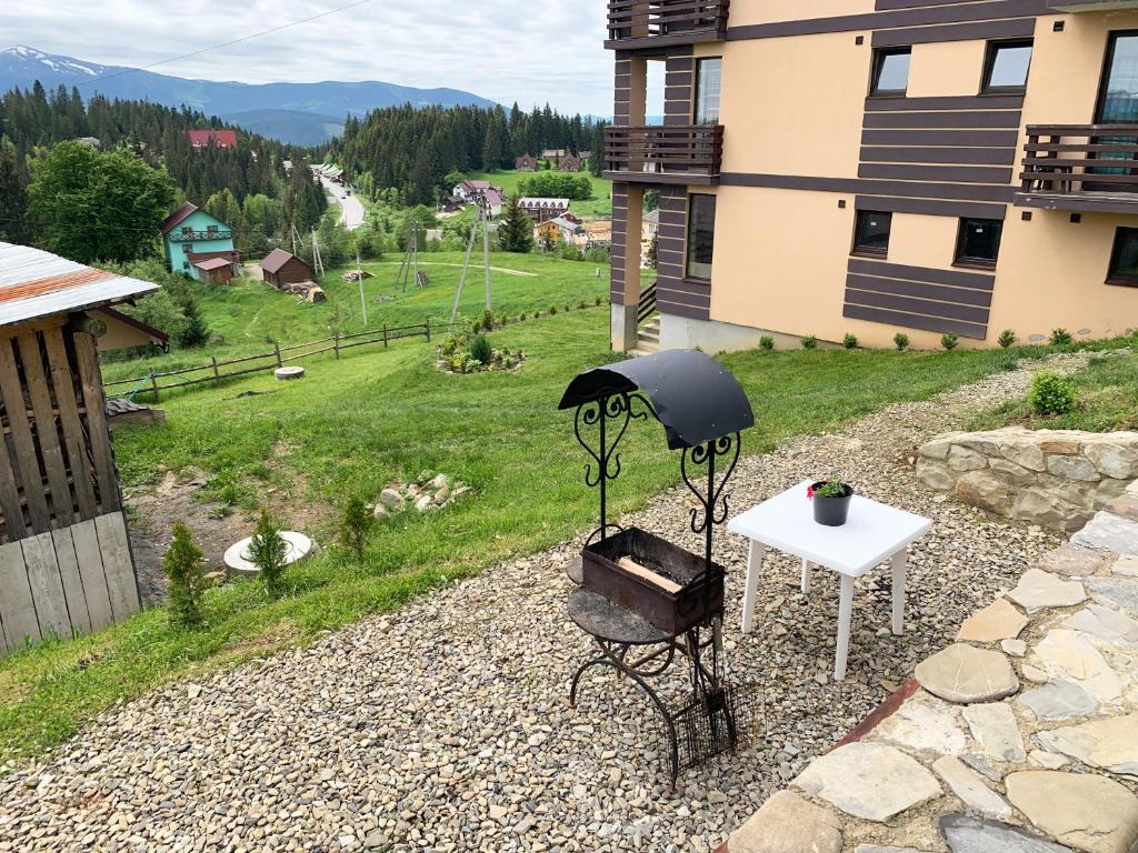 Nespecifikovaný výhled na hory nebo výhled na hory při pohledu z aparthotelu