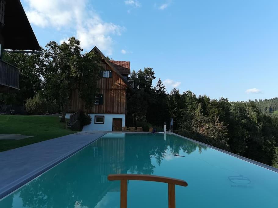 Bazén v ubytování Chalet-Südsteiermark - traumhafte Aussicht, Infinity Pool, Privatsphäre, Klima und de-luxe Ausstattung nebo v jeho okolí