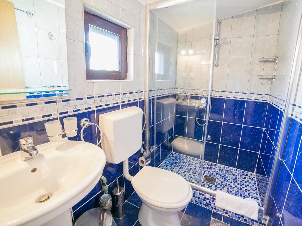 Koupelna v ubytování Apartments Viktorija