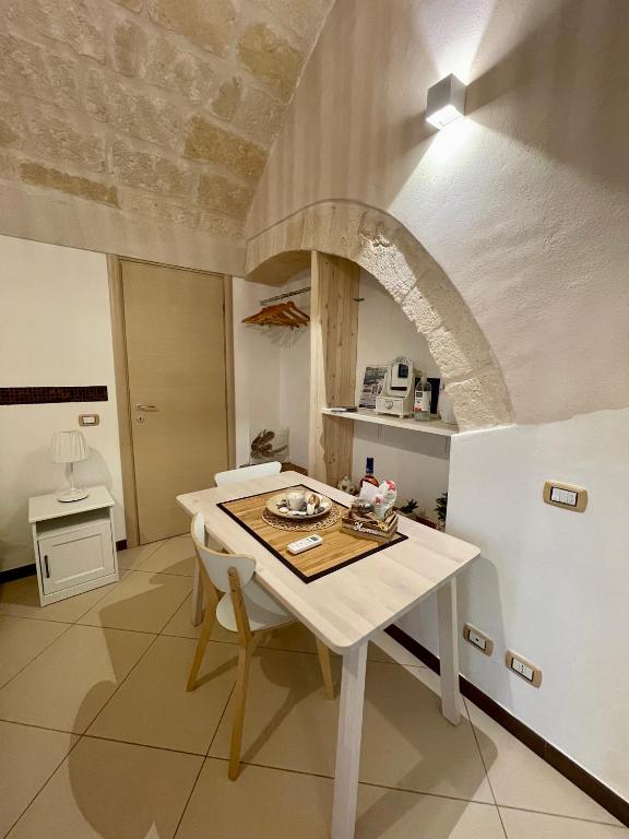 A kitchen or kitchenette at Dimora Aversa