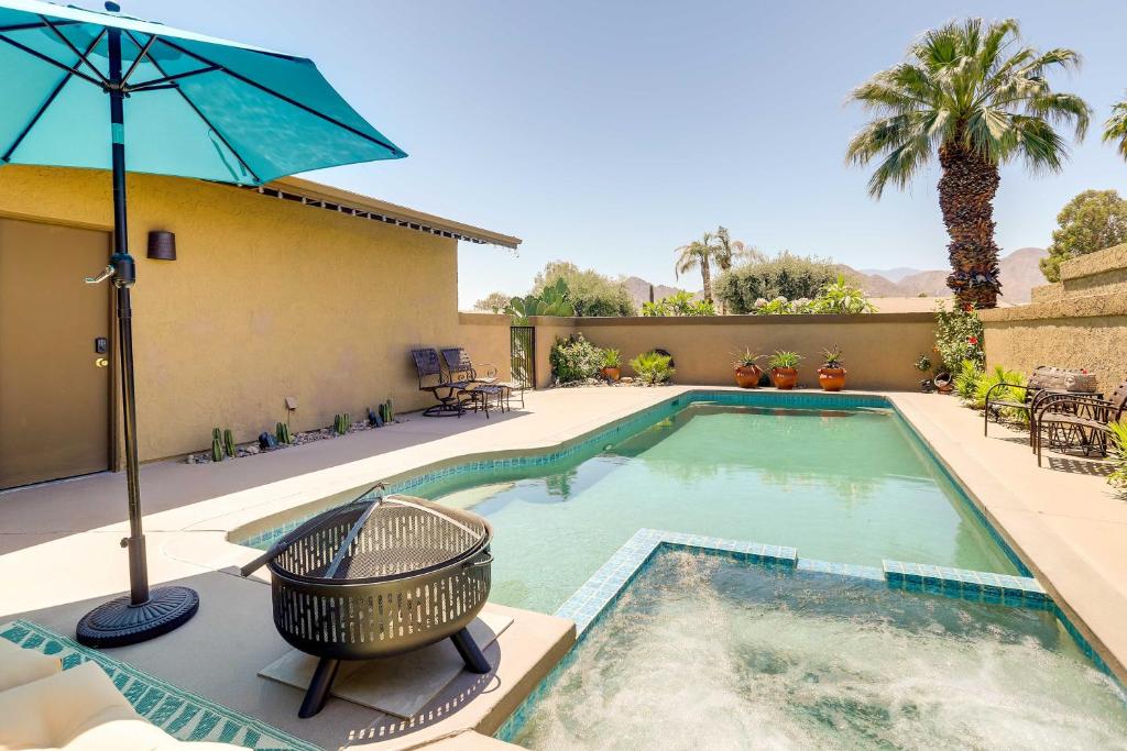 Πισίνα στο ή κοντά στο 2 Mi to Indian Wells Palm Desert Home with Fire Pit
