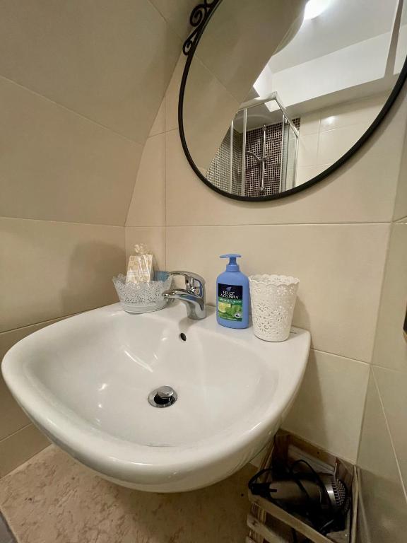 A bathroom at Dimora Aversa