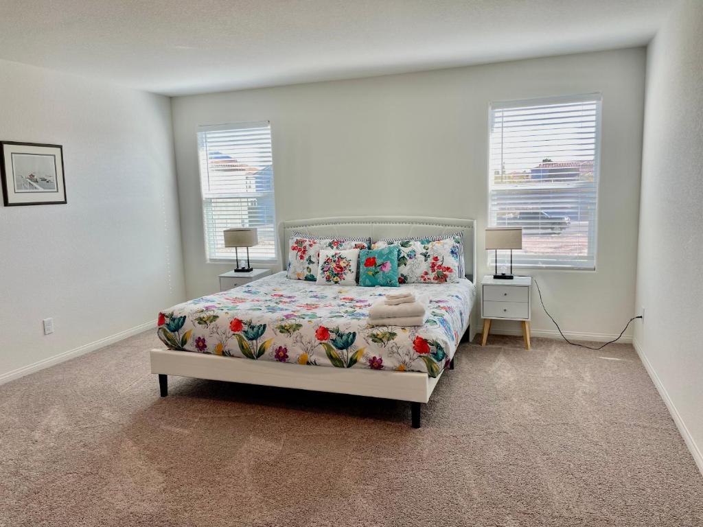 Spacious House, 5 bedrooms, Sleeps 12, Near Las Vegas Strip and Airport photo