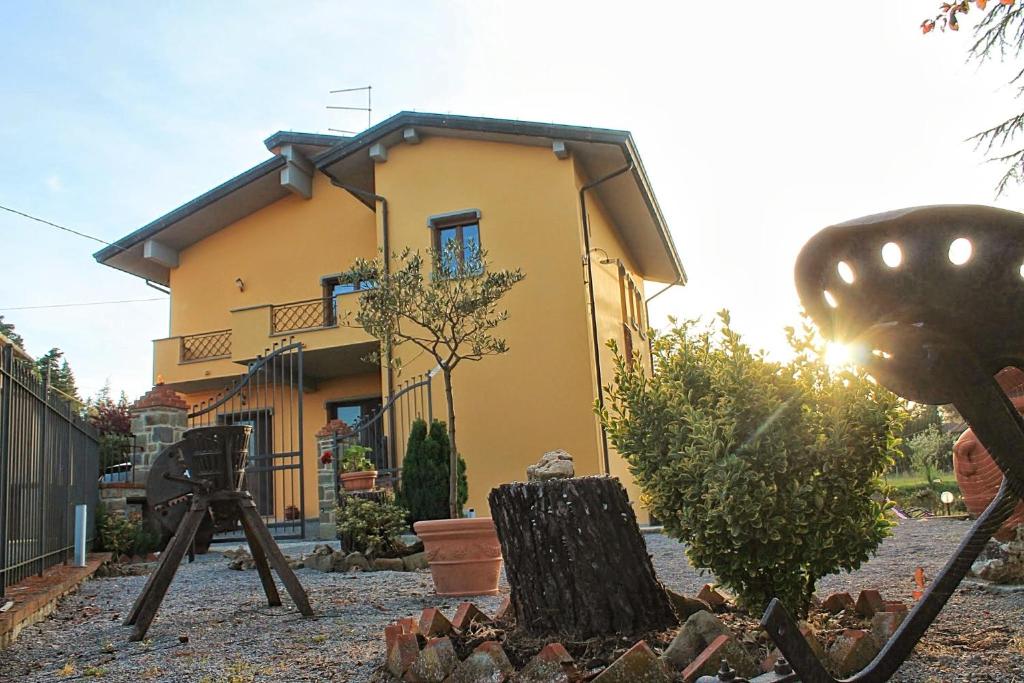 una casa con una cámara delante de ella en La Villa Del Cedro, en Ciggiano