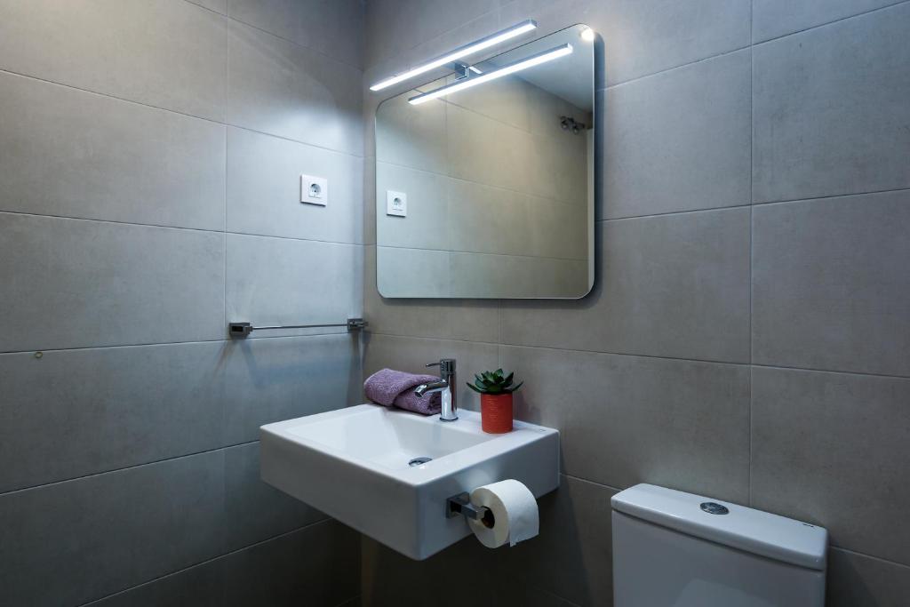 サロウにあるCerr Iiza Torremolinosのバスルーム(洗面台、鏡、トイレ付)