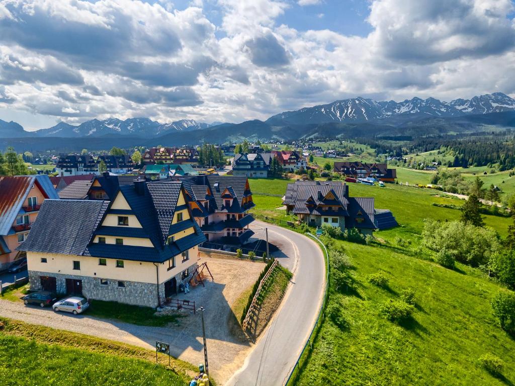 una vista aérea de un pueblo con montañas en el fondo en Gościniec u Antka, en Poronin