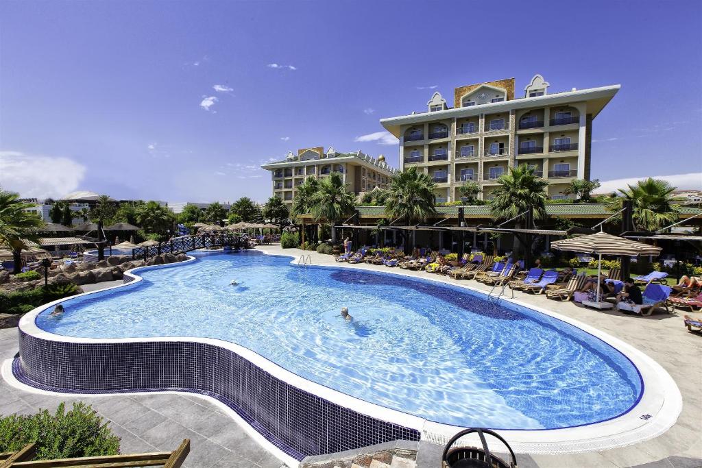 シダにあるAdalya Resort & Spa Adults Onlyのホテル正面の大型スイミングプール