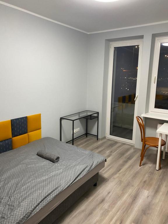 1 dormitorio con cama, mesa y ventana en Rajska 14B, en Gdansk