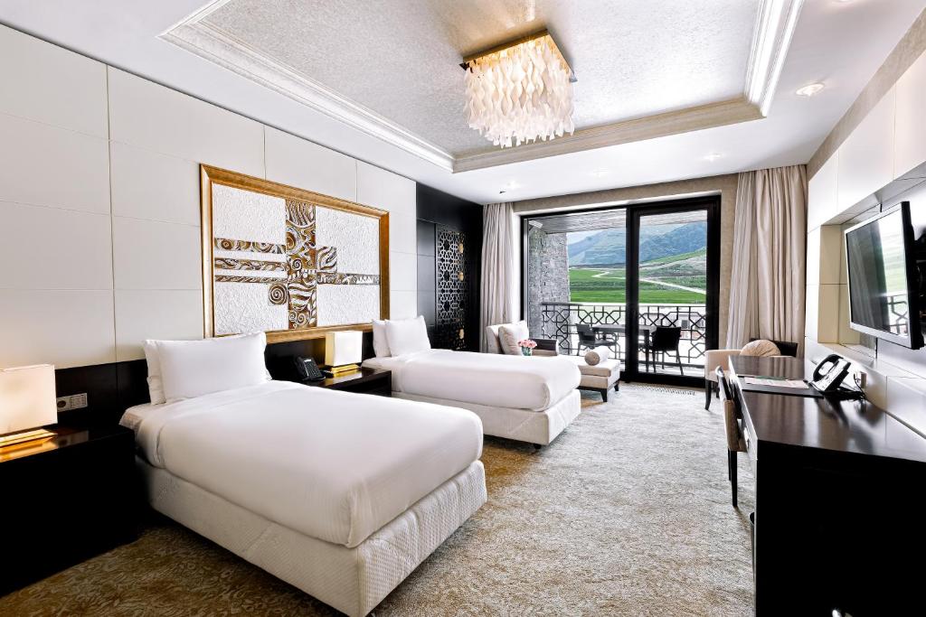 Postel nebo postele na pokoji v ubytování Shahdag Hotel & Spa