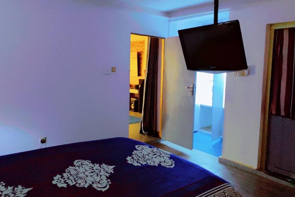 Postel nebo postele na pokoji v ubytování Maleeks Apartment Ikeja "Shared 2Bedroom Apt, individual private rooms and baths"