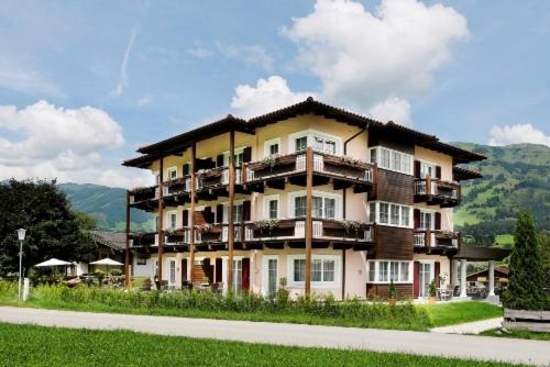 duży budynek z balkonami od strony drogi w obiekcie Sonnblick Apartments und Zimmer - Nationalpark Sommercard inklusive w mieście Hollersbach im Pinzgau