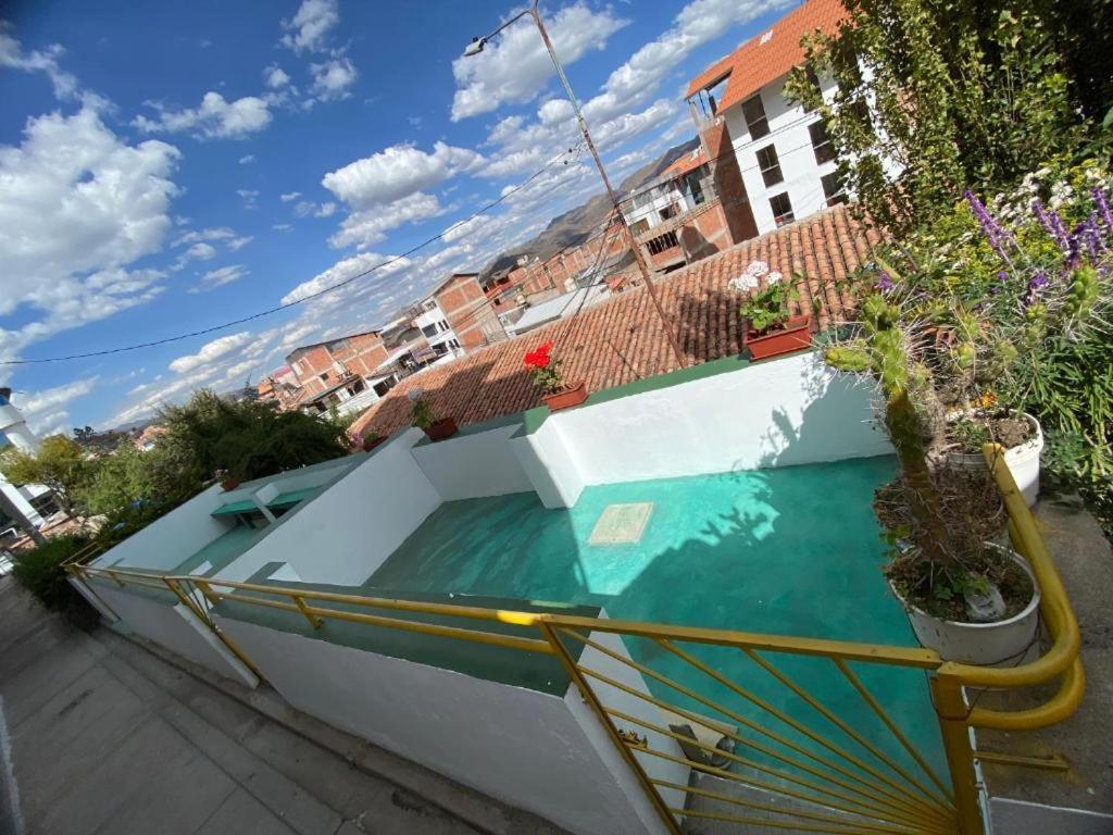una barca seduta sul lato di un edificio di BROTHERs HOUSE II a Cuzco