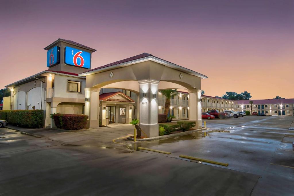 a hotel with a gazebo in a parking lot at Motel 6-Sulphur, LA in Sulphur