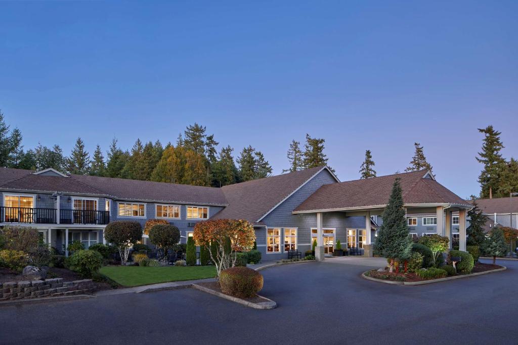 uma casa grande com uma entrada em frente em Best Western Wesley Inn & Suites em Gig Harbor