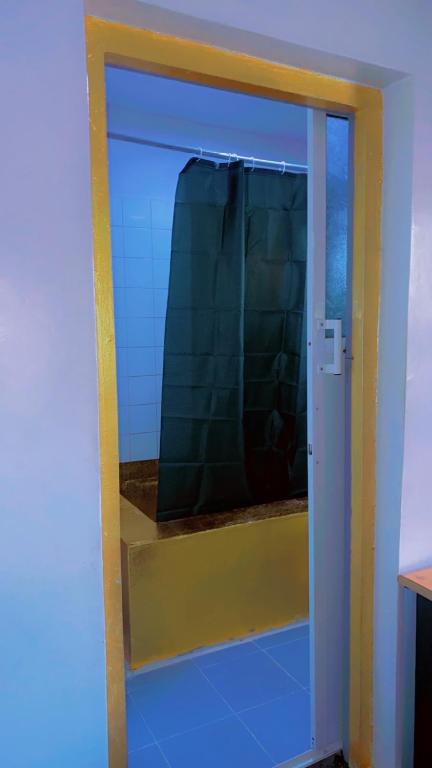 Fotografie z fotogalerie ubytování Maleeks Apartment Ikeja "Shared 2Bedroom Apt, individual private rooms and baths" v destinaci Lagos