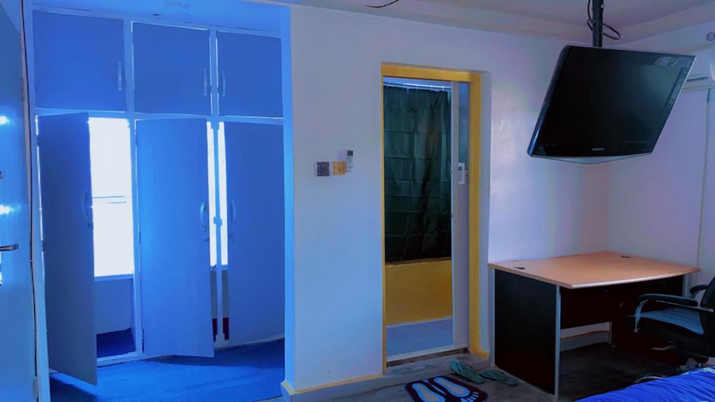 TV a/nebo společenská místnost v ubytování Maleeks Apartment Ikeja "Shared 2Bedroom Apt, individual private rooms and baths"