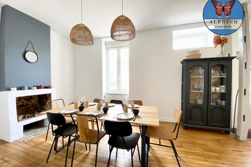 uma sala de jantar com mesa e cadeiras em L'Authentique maison cosy et rénovée em Condat-sur-Vienne