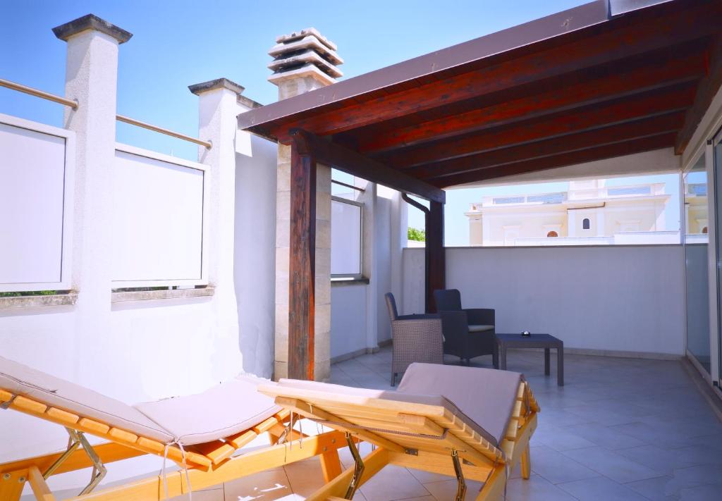 a patio with two chairs and a table on a balcony at Thalassa Bari in Bari