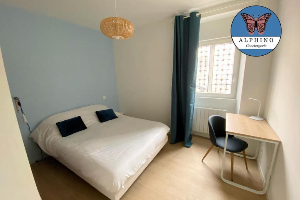 ein kleines Schlafzimmer mit einem Bett, einem Schreibtisch und einem Fenster in der Unterkunft Le Monet, spacieux avec terrasse privée in Limoges