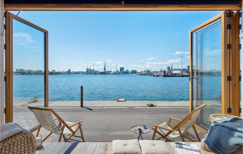 uma sala de estar com vista para a água em Gorgeous Apartment In Aarhus C With Harbor View em Aarhus