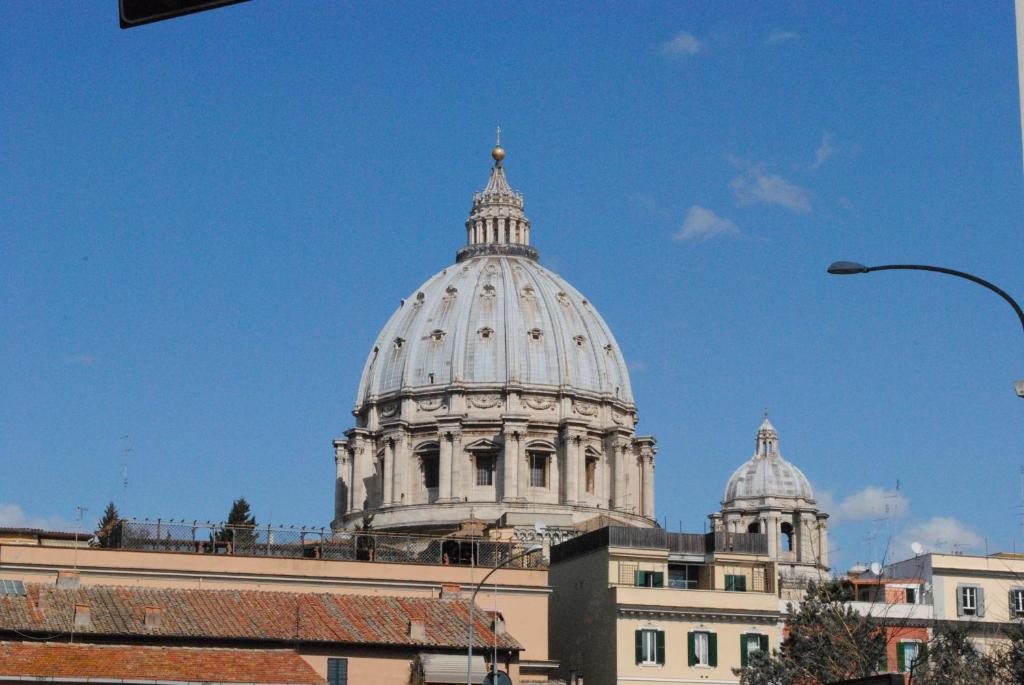 ローマにあるディ フロンテ アラ キューポラの建物の上にドームのある建物