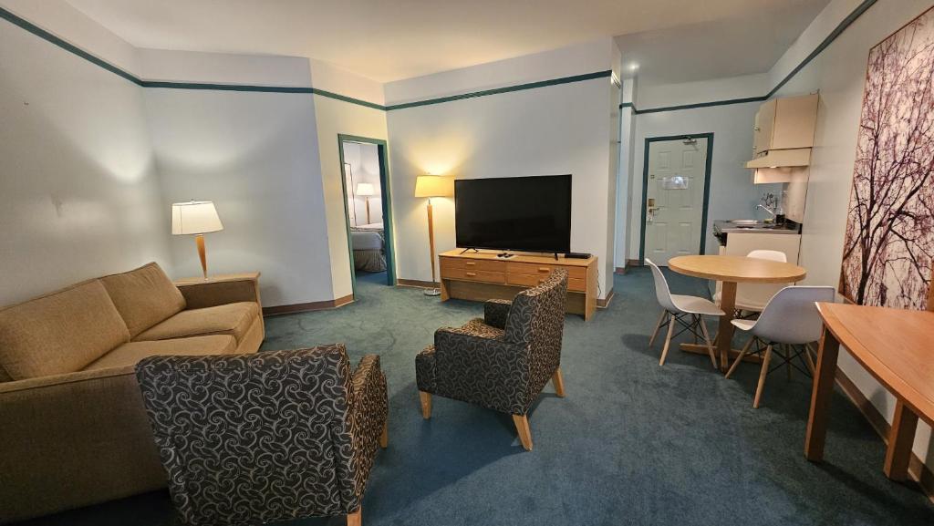 The Cedars Inn Hotel & Convention Centre - One-Bedroom Suite (NOT Pet Friendly)