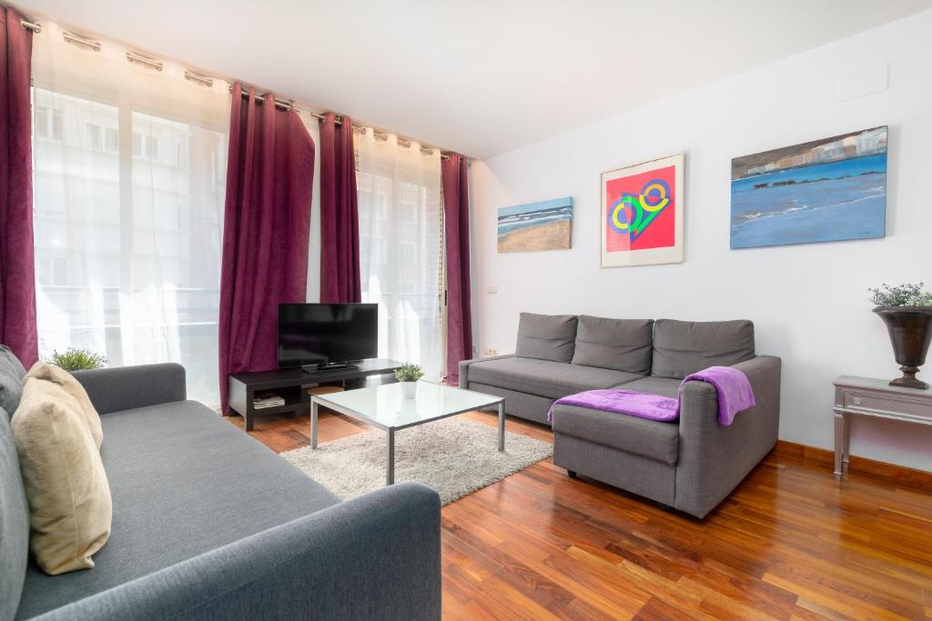 Televízia a/alebo spoločenská miestnosť v ubytovaní Baron Suites