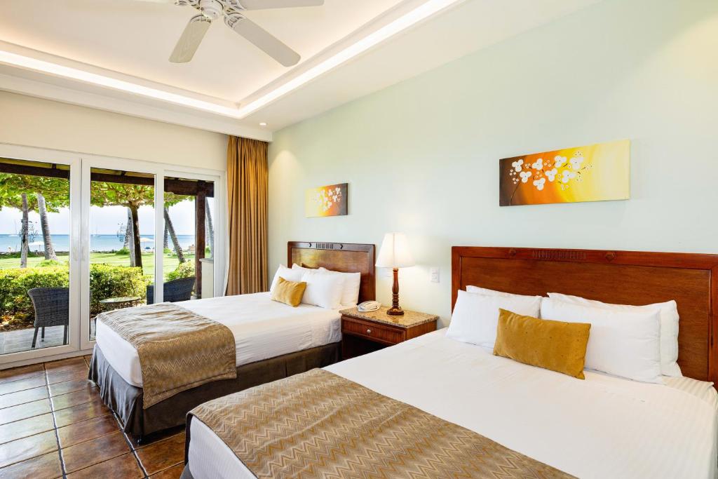 Postel nebo postele na pokoji v ubytování Hotel Tamarindo Diria Beach Resort
