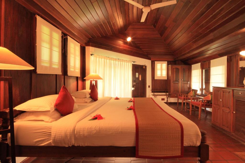 Postel nebo postele na pokoji v ubytování Coconut Lagoon Kumarakom - A CGH Earth Experience