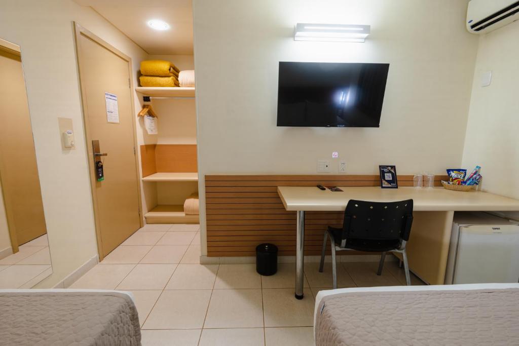 TV a/nebo společenská místnost v ubytování Hotel Caiuá Express