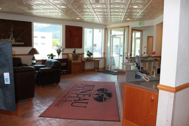 Kuchyň nebo kuchyňský kout v ubytování Juneau Hotel