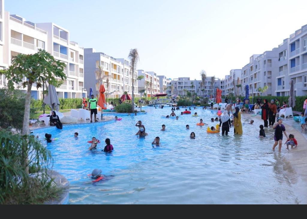 Bazén v ubytování شاليه سياحي بمارينا دلتا لاجونز المنصورة الجديدة nebo v jeho okolí