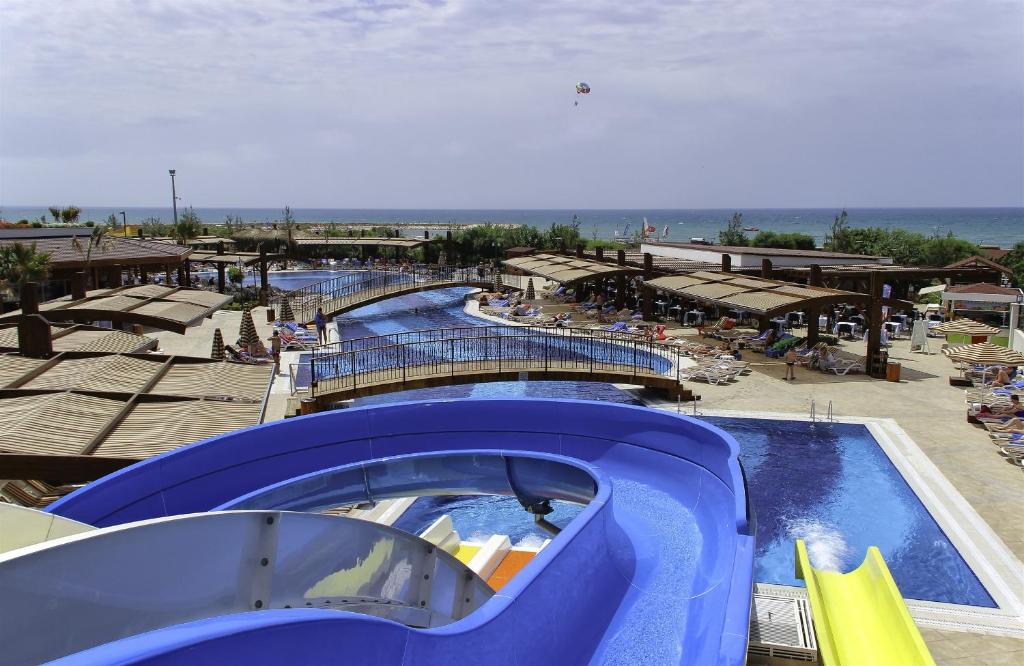 Bazén v ubytování Adalya Ocean Deluxe - Ultra All Inclusive nebo v jeho okolí