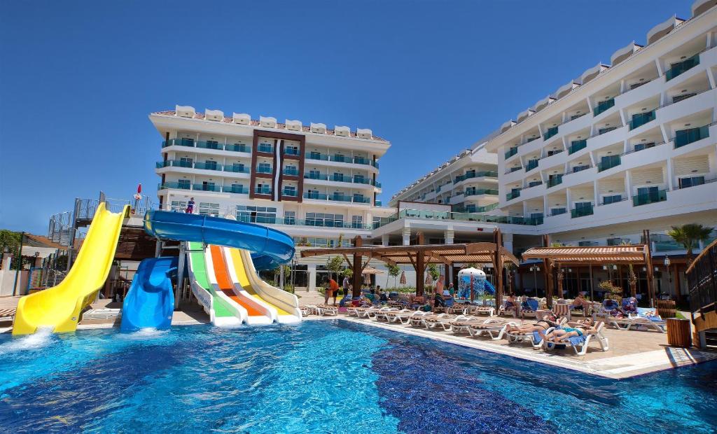 Bazén v ubytování Adalya Ocean Deluxe - Ultra All Inclusive nebo v jeho okolí