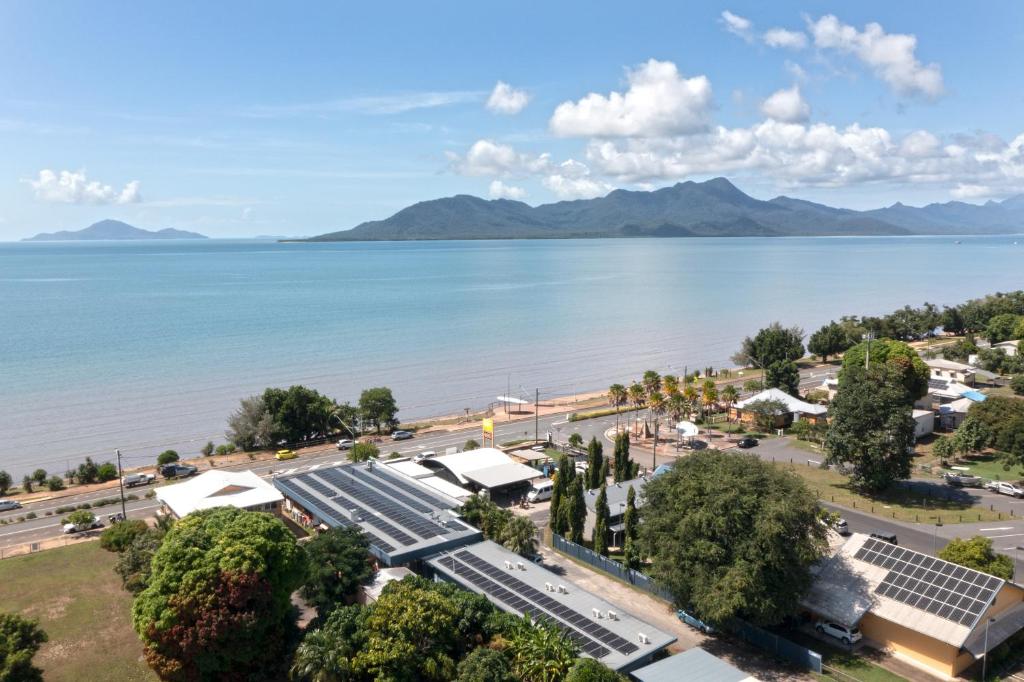 una vista aerea di un parco vicino all'acqua di Nightcap at Marine Hotel Cardwell a Cardwell