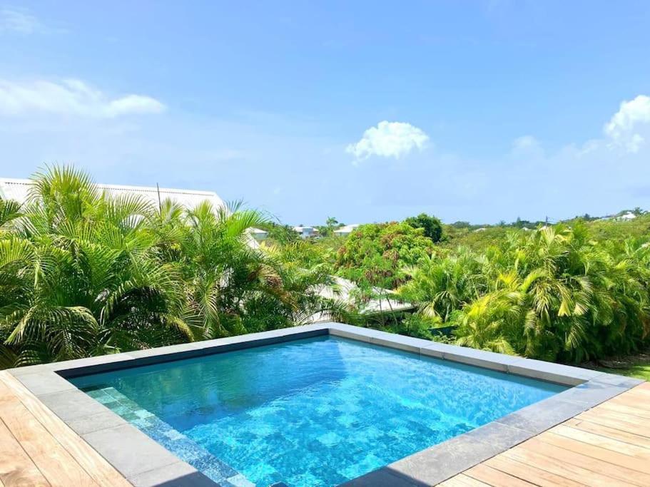 einem Pool auf einer Holzterrasse in der Unterkunft Villa Keola in Saint-François