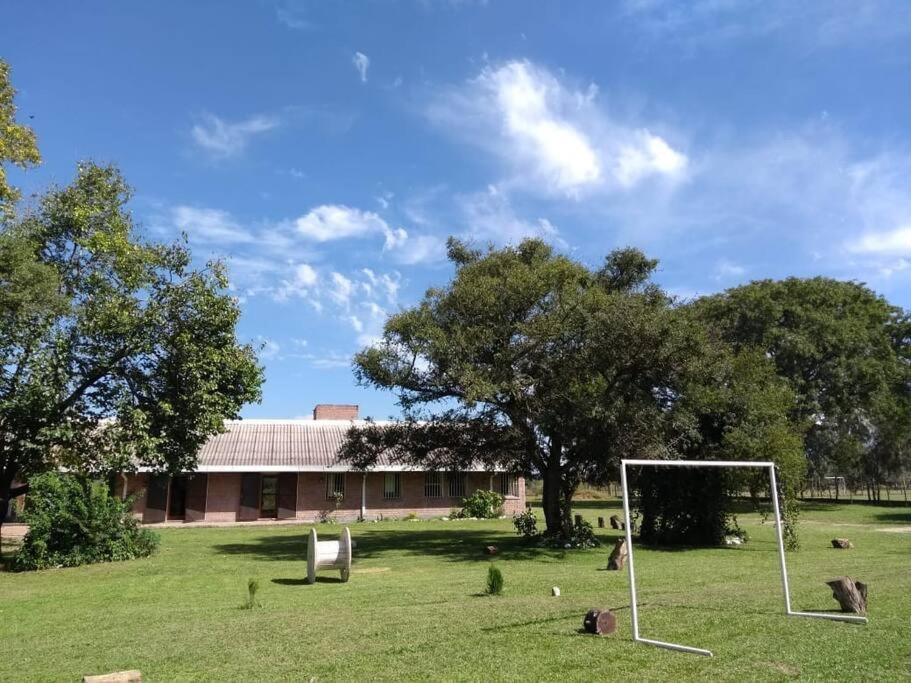 un campo con un gol de fútbol delante de un edificio en Quinta El Descanso en General Alvarado