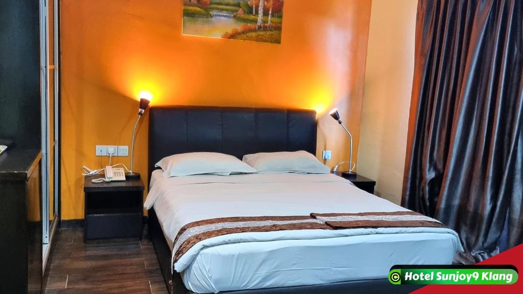 Postel nebo postele na pokoji v ubytování Hotel Sunjoy9 Klang