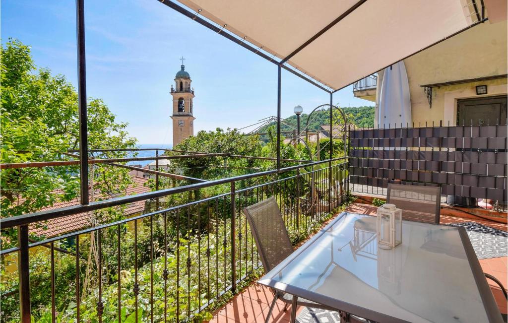 balcone con tavolo e torre dell'orologio. di Cozy Home In Moneglia With Wifi a Moneglia