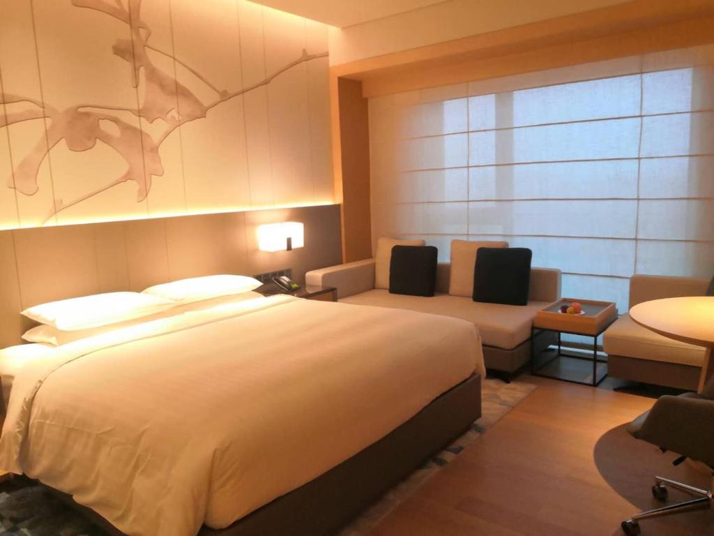 Postel nebo postele na pokoji v ubytování Courtyard by Marriott Shanghai Hongqiao