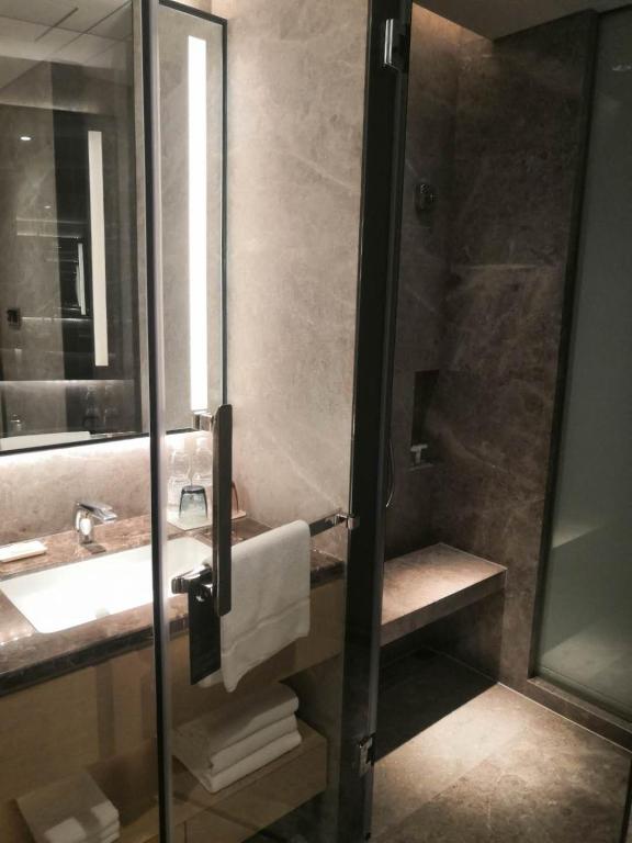 Koupelna v ubytování Courtyard by Marriott Shanghai Hongqiao