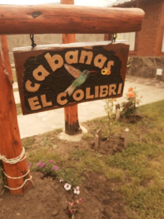 a sign for an outdoor garden with a garden club at Cabañas El Colibrí in Trevelin